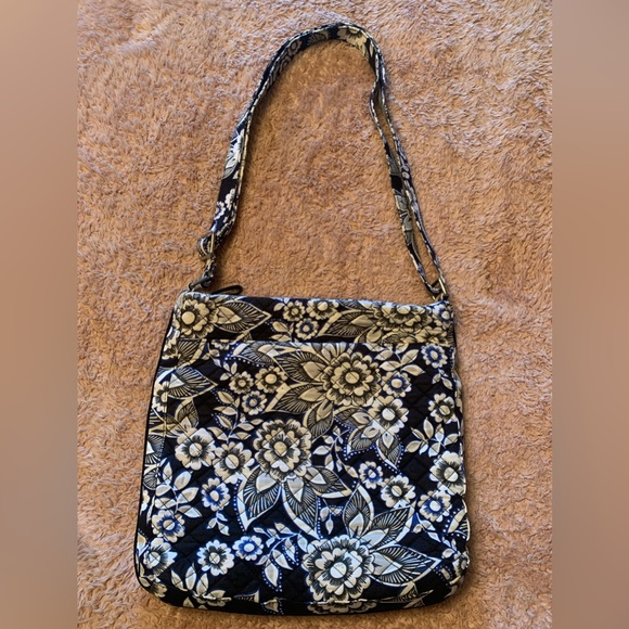 Vera Bradley Handbags - ❤️ 3/$15 Vera Bradley Crossbody Bag